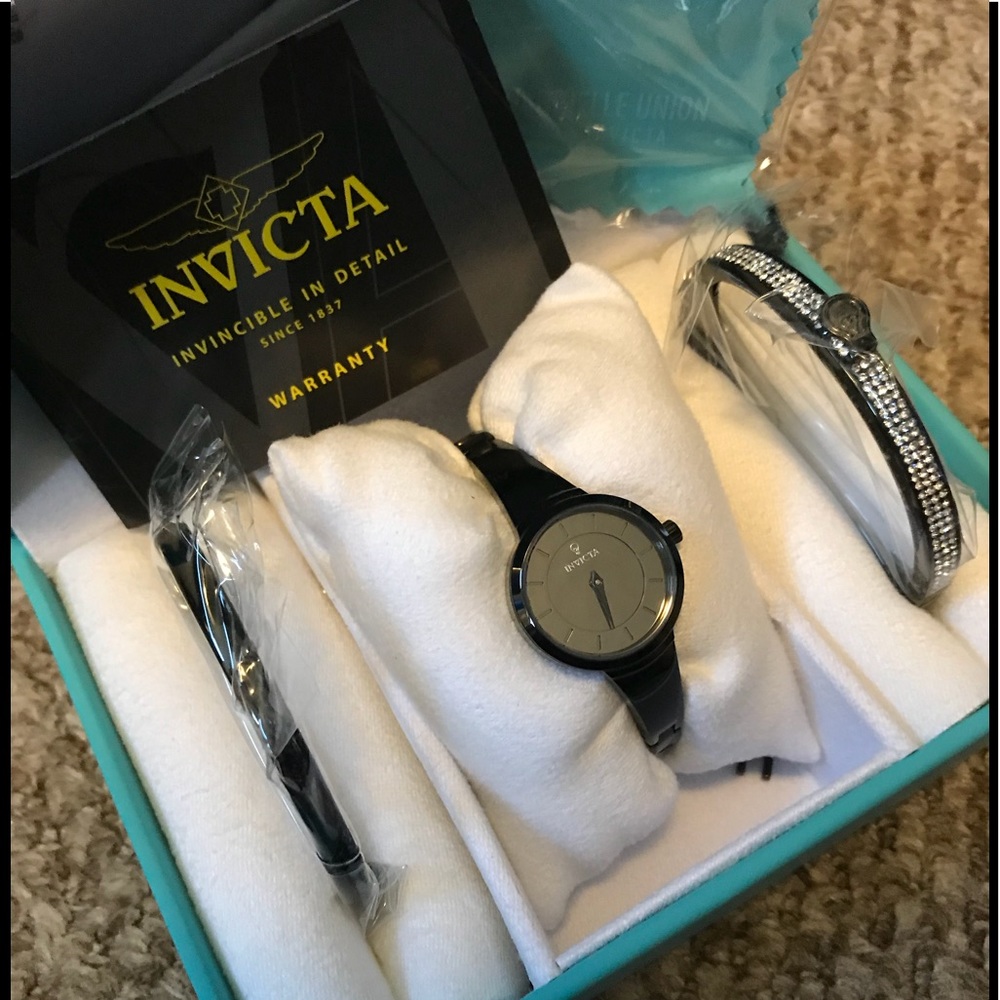 Invicta Quartez Bracelet Watch & Bangle Set
